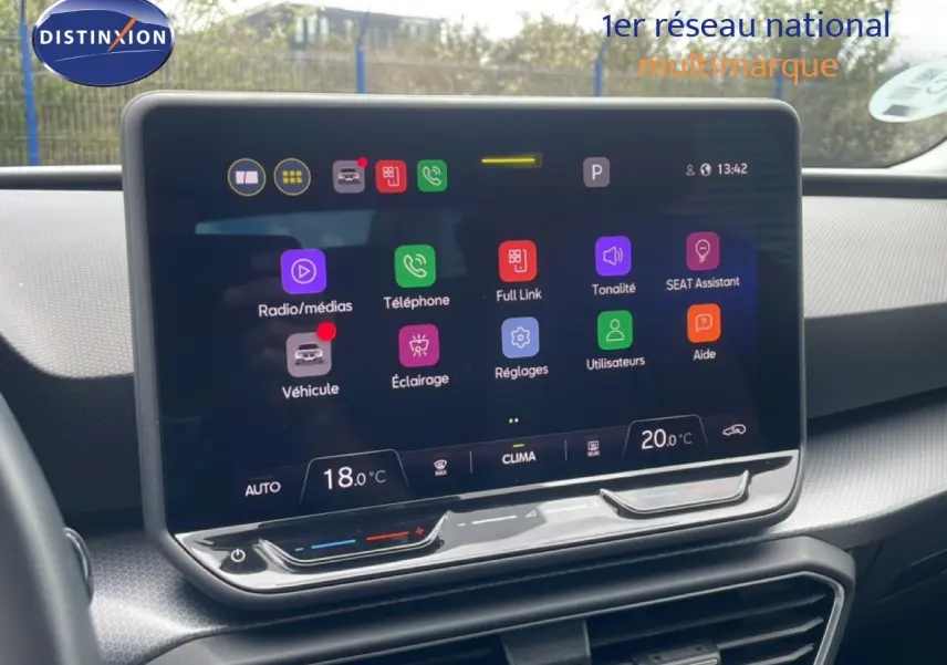 Écran tactile central de la SEAT LEON 2025, affichant les menus multimédia et climatisation, intérieur gris noir.