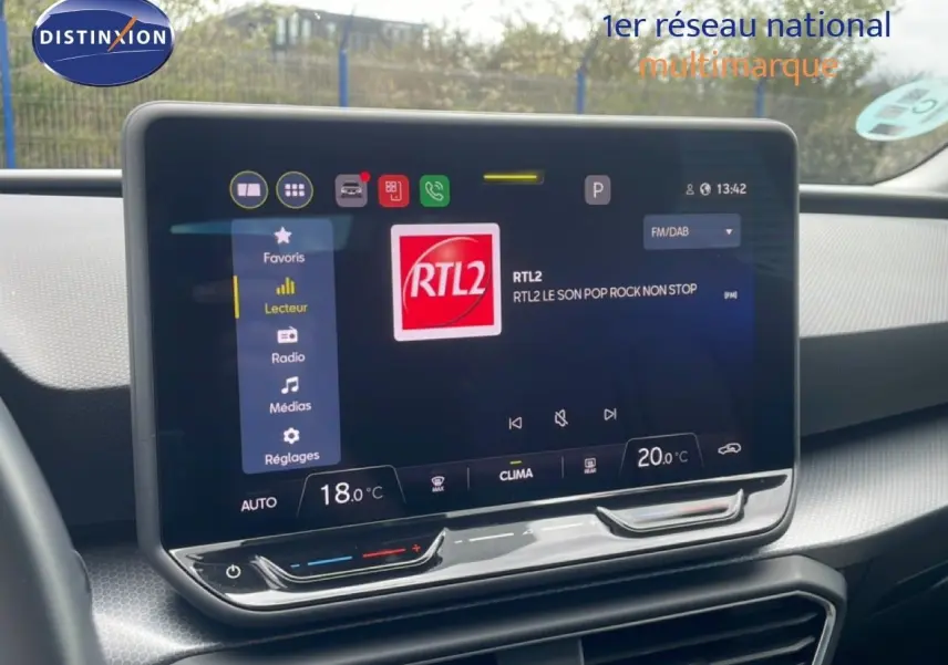 Écran tactile central de la SEAT LEON 2025 affichant la radio RTL2, avec commandes climatisation en dessous.