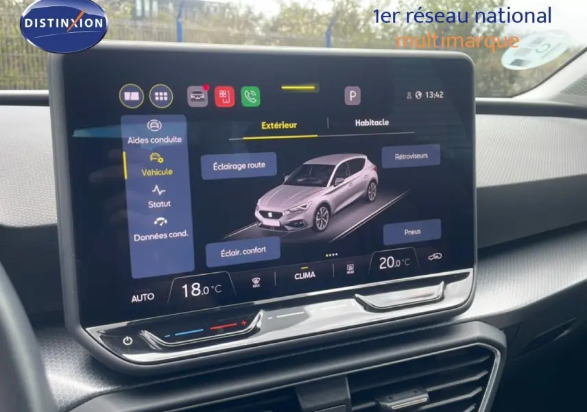 Écran tactile intérieur affichant les réglages du véhicule SEAT Leon 2025 en vue avant, avec interface moderne et climatisation.