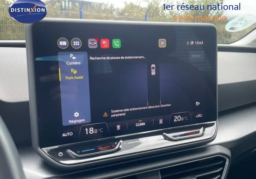 Écran tactile central du tableau de bord du SEAT LEON 2.0 TDI blanc neige, affichant l'assistance au stationnement.