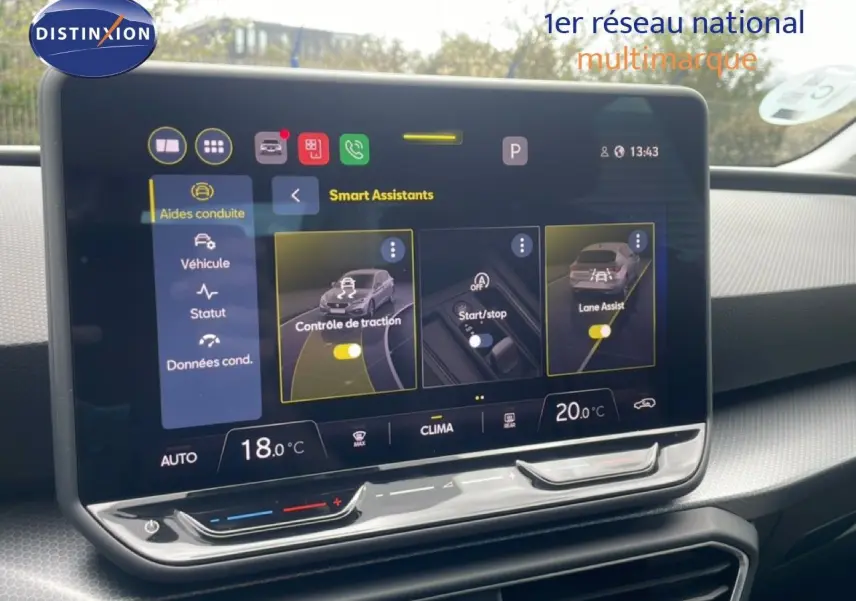 Intérieur du SEAT Leon 2025, vue sur l'écran tactile central affichant les assistants de conduite et la climatisation.