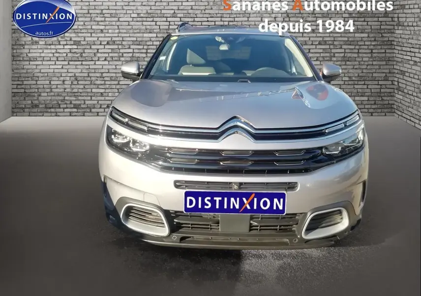 Vue avant d'un Citroën C5 Aircross gris métallisé avec projecteurs Full LED et calandre chromée.