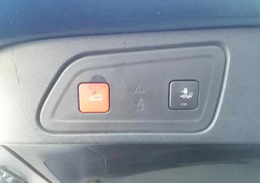 Gros plan sur les boutons d'ouverture et de verrouillage du hayon électrique du Citroën C5 Aircross gris.