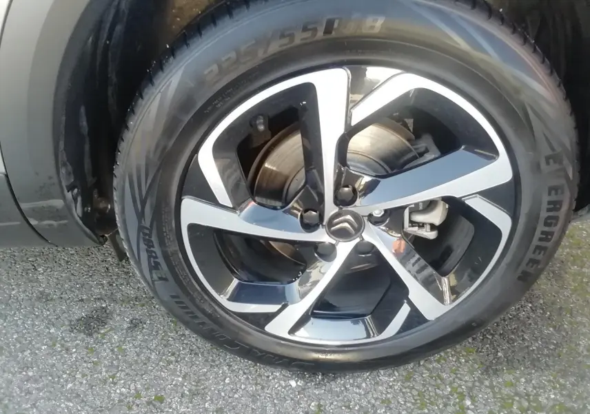 Gros plan sur la jante alliage 18 pouces diamantée du côté gauche du Citroën C5 Aircross gris acier.
