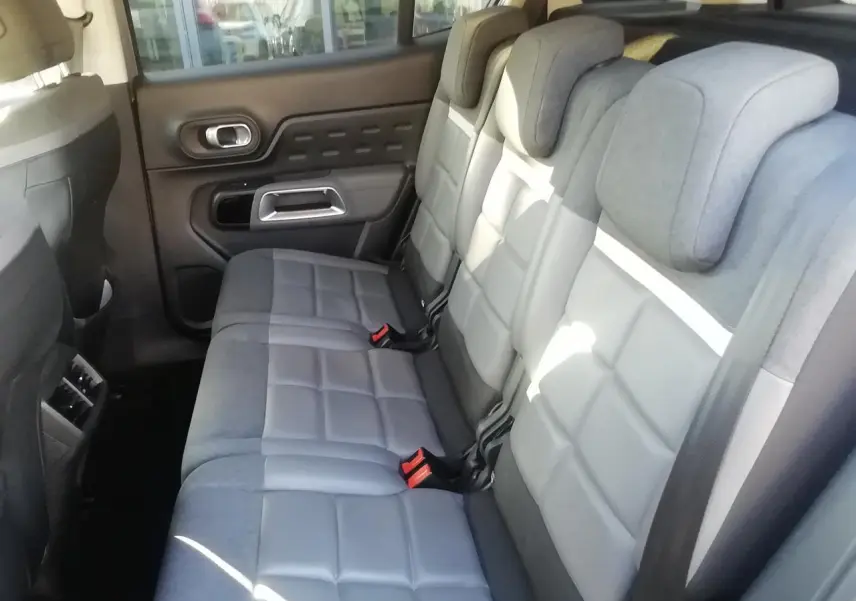 Vue intérieure côté droit des sièges arrière gris clair et foncé du Citroën C5 Aircross 2019 avec appuie-têtes ajustables.
