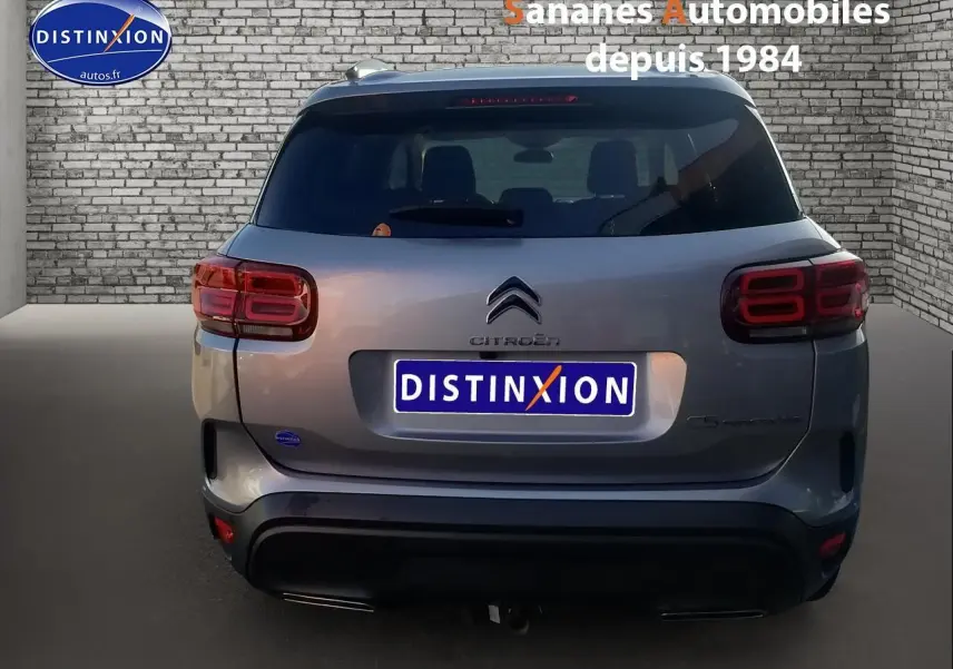 Vue arrière d'un Citroën C5 Aircross gris métallisé avec attelage col de cygne et feux arrière LED.