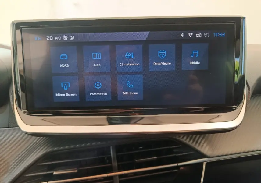 Écran tactile central 10 pouces affichant les menus de la Peugeot 208 PureTech 100 S&S Allure 2025.