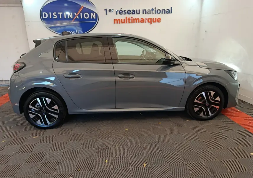 Profil droit d'une Peugeot 208 PureTech 100 S&S Allure gris foncé avec jantes alliage et vitres teintées.