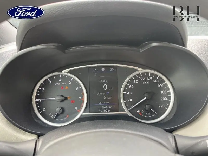 Vue rapprochée du tableau de bord de la Nissan Micra gris acier, affichant compte-tours, vitesse et jauge carburant.