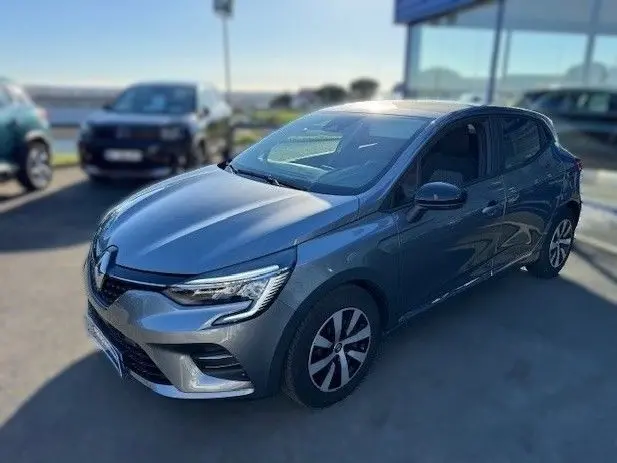 Renault Clio V gris schiste vue 3/4 avant droit, mettant en valeur ses phares LED et jantes bi-ton.