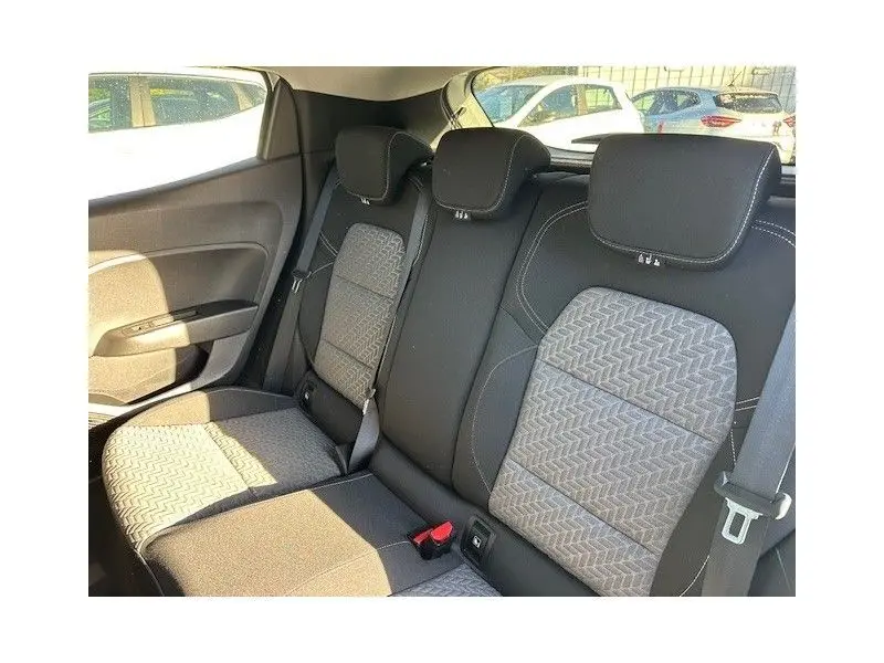Vue intérieure côté droit des sièges arrière gris à motifs géométriques de la Renault Clio V 1.0 TCE 90 Evolution 2023
