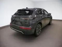 Vue 3/4 arrière droite d'un DS7 gris titane 2025 avec feux LED et jantes alliage bicolores.