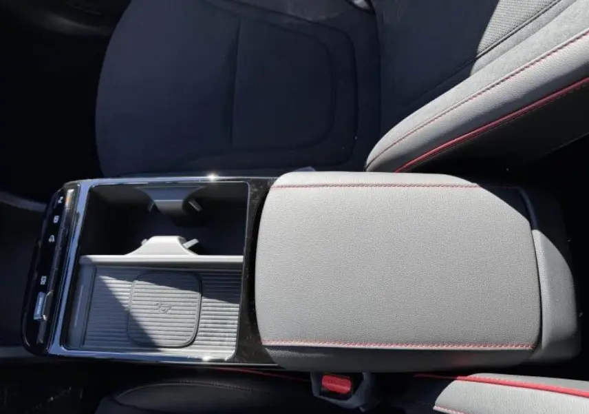Vue plongeante sur la console centrale cuir grise avec surpiqûres rouges du Hyundai Tucson N Line 2025.