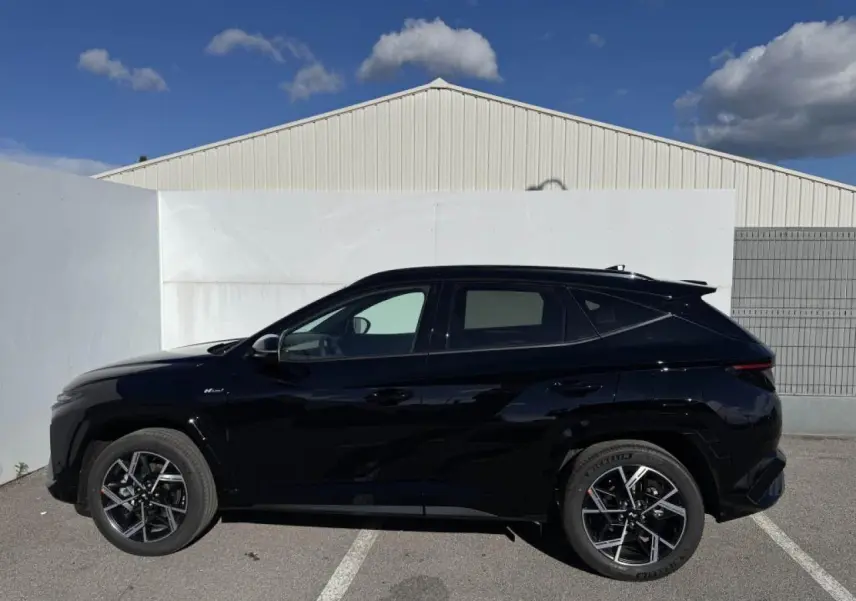 Vue latérale droite du Hyundai Tucson 2025 noir Abyss Metal avec jantes alliage 19'' N Line et vitres surteintées.