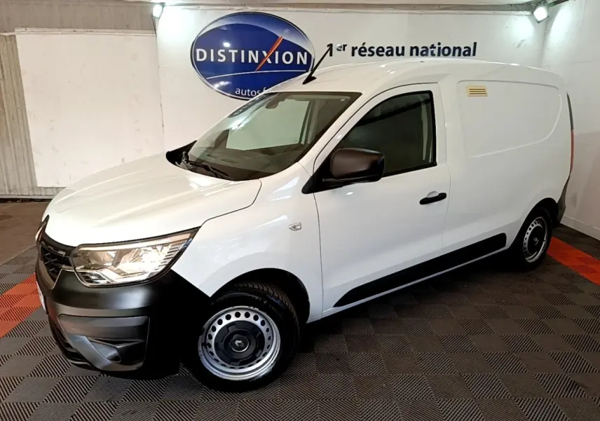 Renault Express blanc vue 3/4 avant droit, fourgon utilitaire avec pare-chocs noirs et jantes acier.