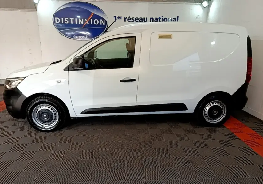 Vue latérale droite d'un utilitaire Renault Express blanc avec cloison pleine et jantes acier.