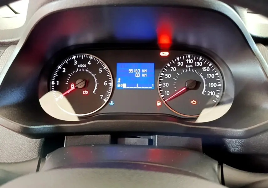 Vue rapprochée du tableau de bord noir du Renault Express 2021, affichant compte-tours, vitesse et écran digital bleu.