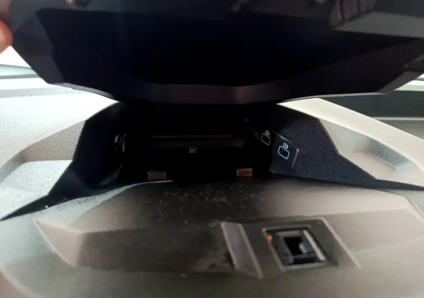 Gros plan sur le compartiment de chargement USB avant du tableau de bord noir du Renault Express blanc Confort 2021.