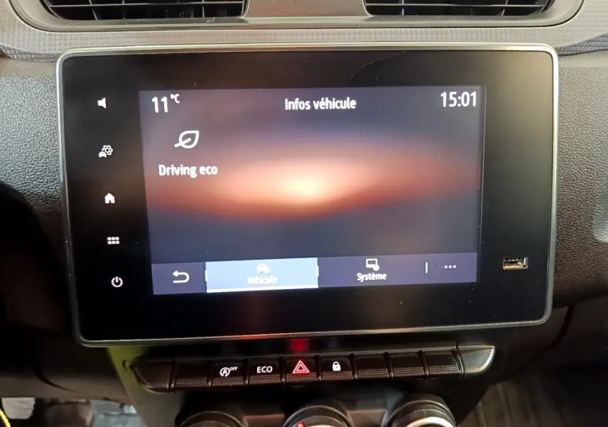 Écran tactile central affichant les infos véhicule dans un Renault Express blanc, vue intérieure frontale.