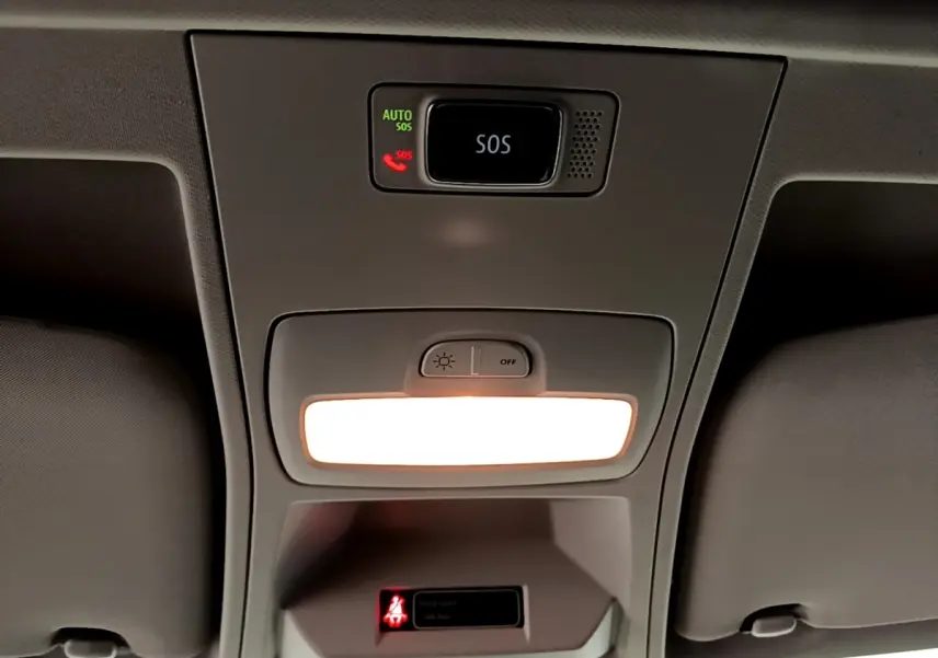 Plafonnier intérieur allumé vu de dessous dans un Renault Express blanc, avec bouton SOS et témoin de ceinture.