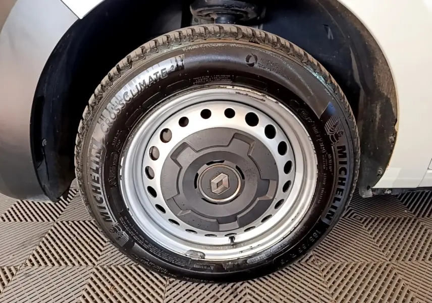 Gros plan sur la roue avant droite blanche d’un Renault Express 2021 avec jante acier et logo Renault central.