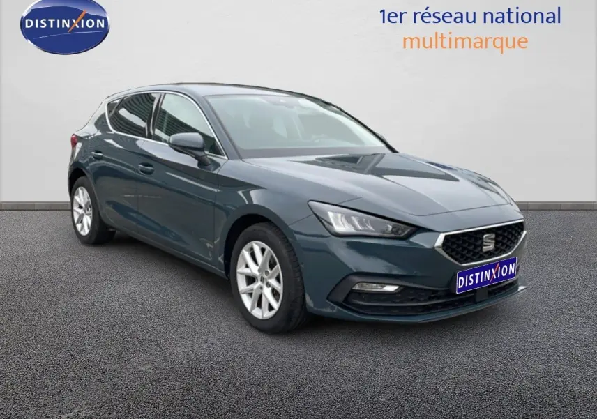 Vue 3/4 avant gauche d'une SEAT LEON 2025 bleu fjord avec jantes alliage et calandre distinctive.