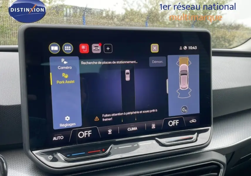 Écran tactile du système d'aide au stationnement de la SEAT LEON 2.0 TDI bleu Fjord, intérieur côté droit.