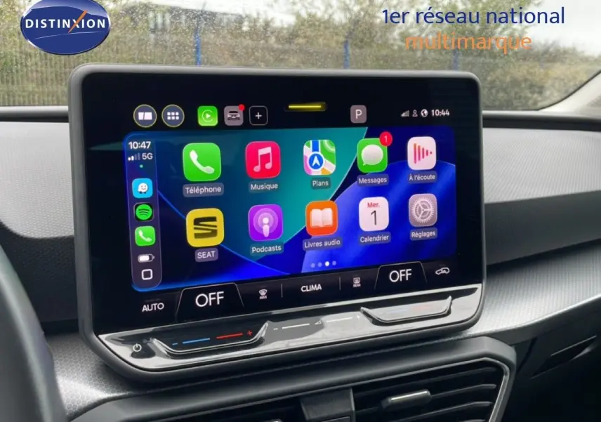 Écran tactile central du tableau de bord d'une SEAT LEON 2.0 TDI 115CH STYLE XL avec interface connectée visible.