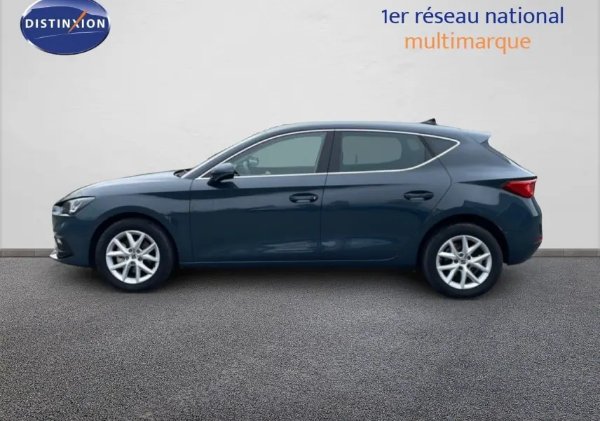 Vue de profil côté gauche d'une SEAT LEON 2025 bleu fjord avec jantes alliage et lignes épurées.