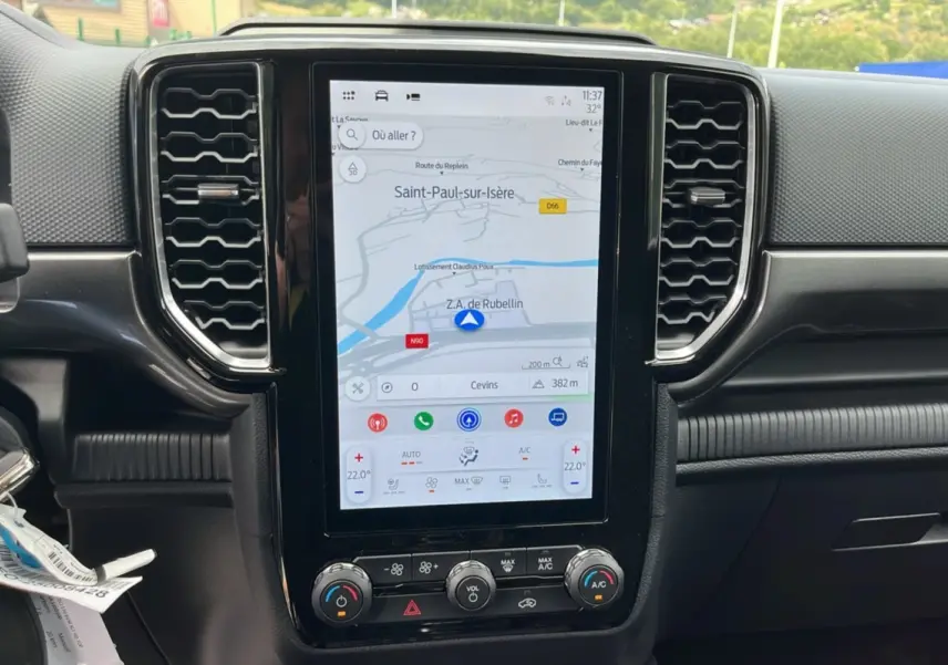 Vue rapprochée de la console centrale du Ford Ranger 2025 gris carbone, écran tactile GPS et commandes climatisation visibles.