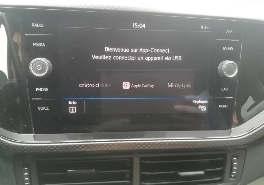 Vue intérieure centrée sur l'écran tactile 8 pouces du Volkswagen T-Cross blanc de 2020, affichant App-Connect.
