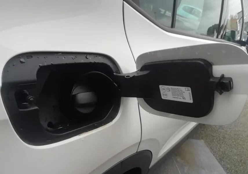 Vue rapprochée de la trappe à carburant ouverte côté gauche du Volkswagen T-Cross blanc 2020.