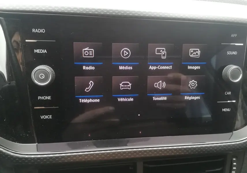 Écran tactile 8 pouces du Volkswagen T-Cross blanc, affichant le menu principal multimédia et véhicule.