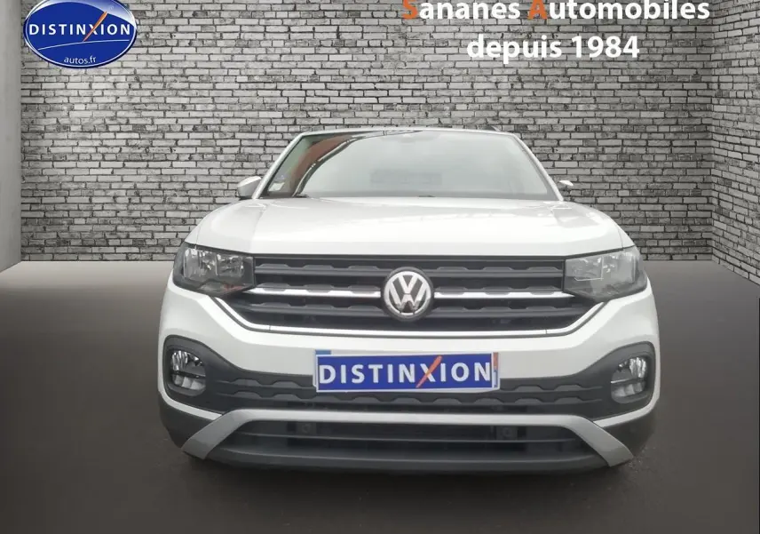 Vue frontale d'un Volkswagen T-Cross blanc 2020 avec calandre noire et logo VW bien visible.