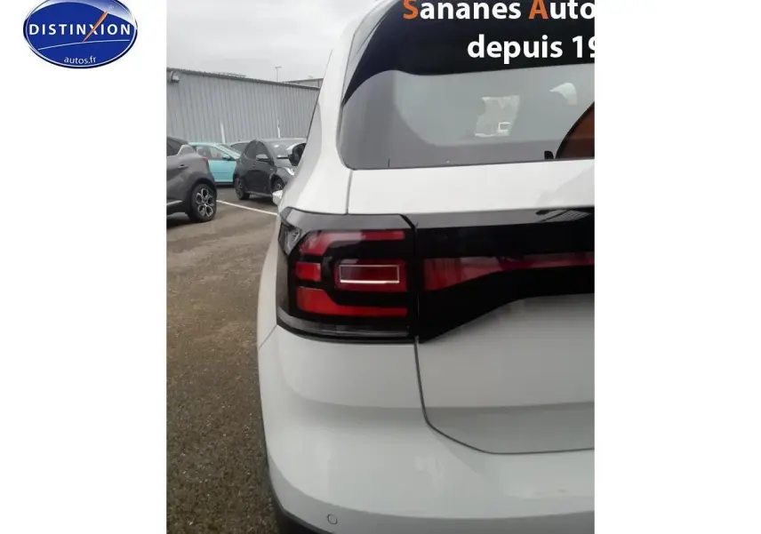 Vue arrière gauche d'un Volkswagen T-Cross blanc 2020 avec feux arrière LED et lunette teintée.