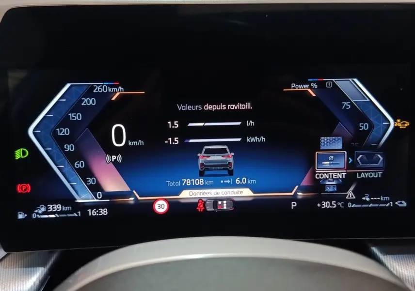Affichage numérique du combiné d'instruments de la BMW X1 xDrive25e M Sport 2024, avec données de conduite et vitesse à 0 km/h.