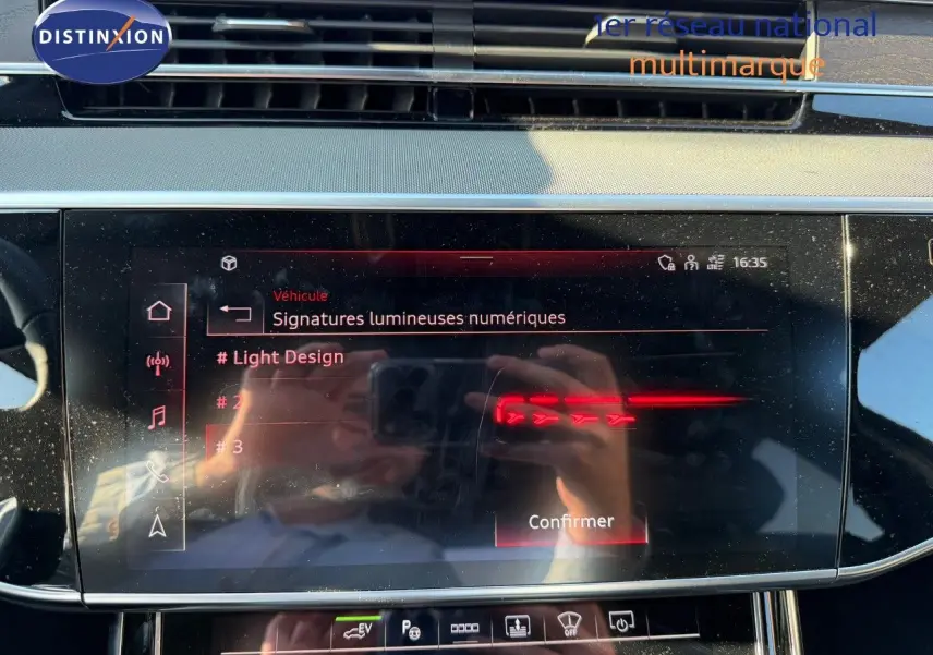 Écran tactile du système multimédia de l'Audi A8 2024 affichant les options de signatures lumineuses numériques.