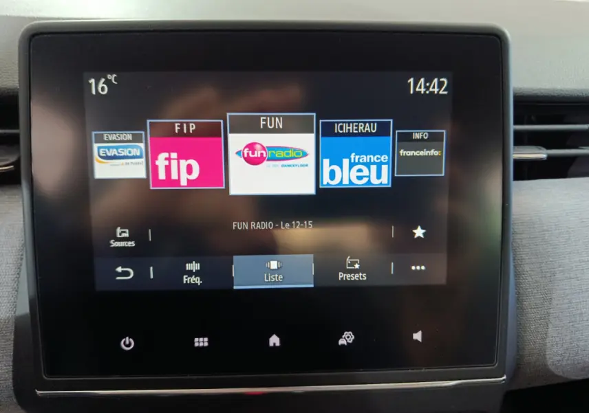 Écran tactile central de 7 pouces affichant les stations radio dans l'habitacle gris clair d'une Renault Clio 2025.