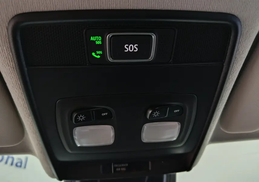 Détail du plafonnier intérieur avec bouton SOS illuminé en vert dans une Renault Clio gris foncé Evolution 2025.
