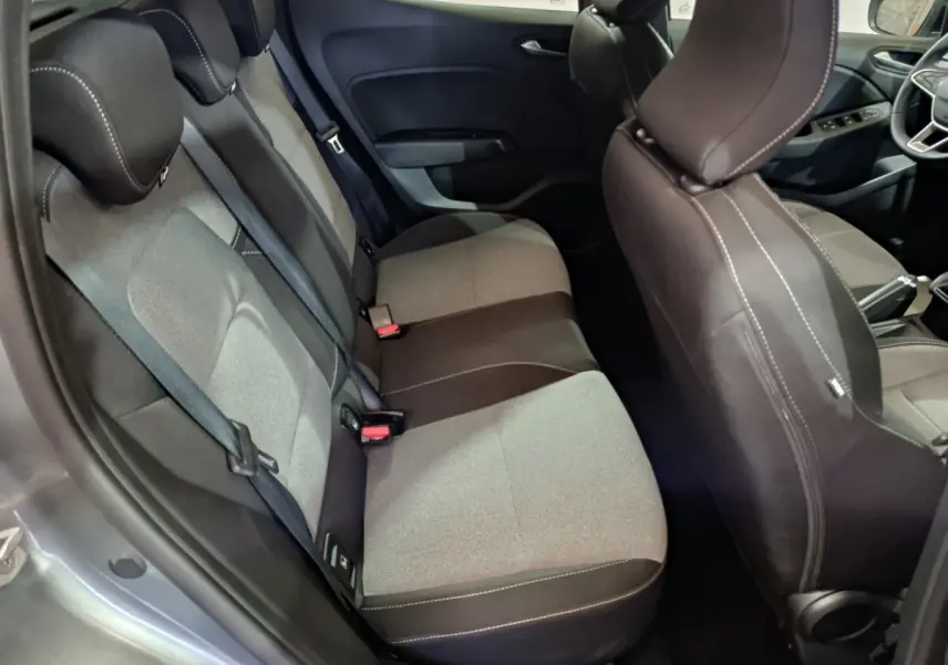 Vue intérieure côté gauche montrant la banquette arrière bicolore gris et noir de la Renault Clio Evolution Blue dCi 100 2025.