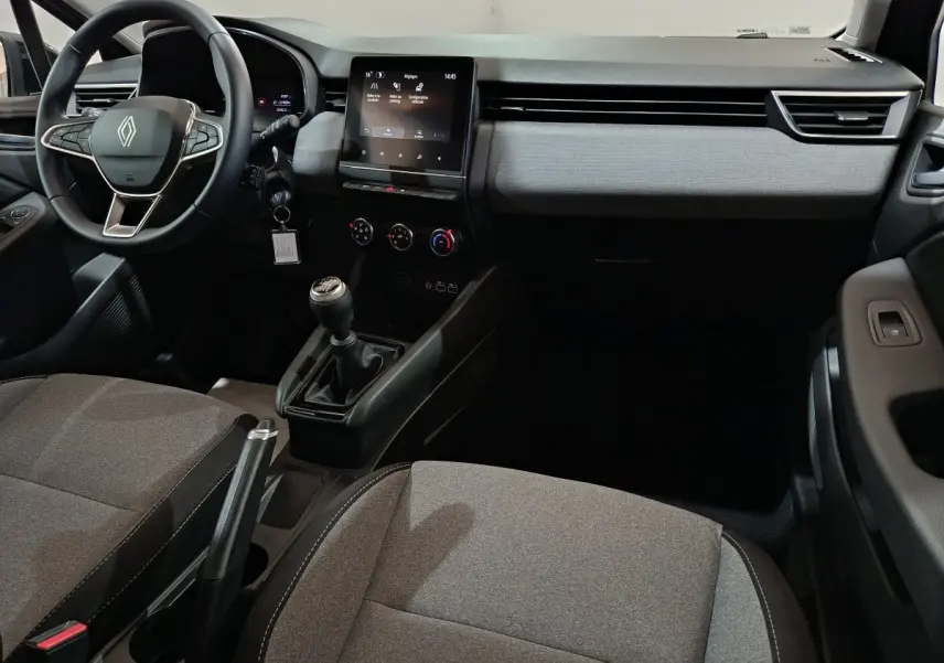 Intérieur de la Renault Clio Evolution Blue dCi 100 2025, vue avant centrée sur tableau de bord et volant multifonctions.