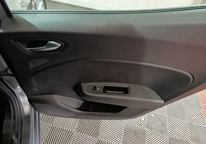 Porte côté gauche intérieure gris foncé de Renault Clio Evolution Blue dCi 100, avec poignée et commande de vitre électrique.