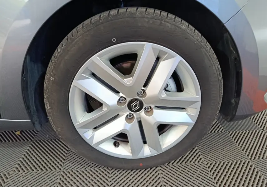 Gros plan sur la roue avant droite gris foncé d'une Renault Clio Evolution Blue dCi 100 avec jante alliage moderne.