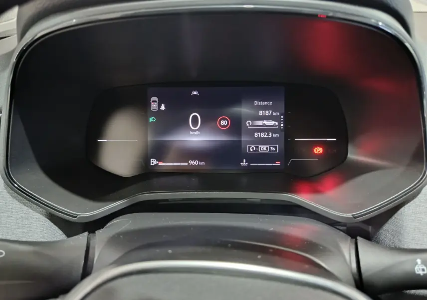 Affichage numérique du combiné d'instruments de la Renault Clio 2025, avec vitesse à 0 km/h et alertes visibles.