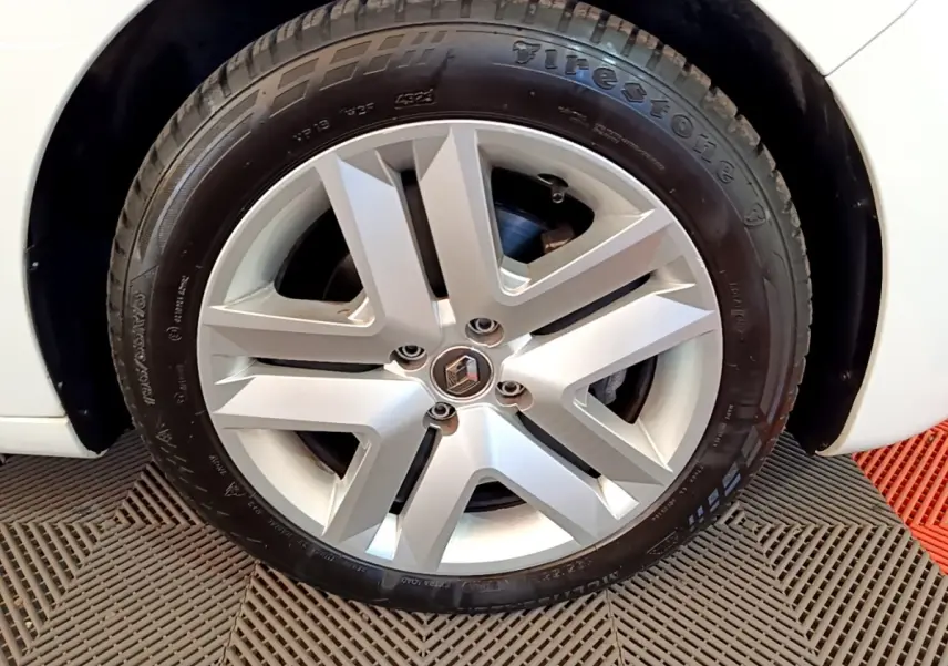 Vue rapprochée de la roue arrière droite d'une Renault Clio Business Blue dCi 115 blanche, avec passage de roue visible.