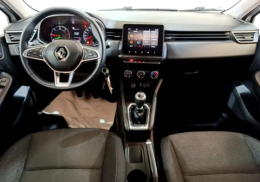 Vue intérieure avant de la Renault Clio Business Blue dCi 115 2020, tableau de bord noir avec écran tactile central et volant cuir.