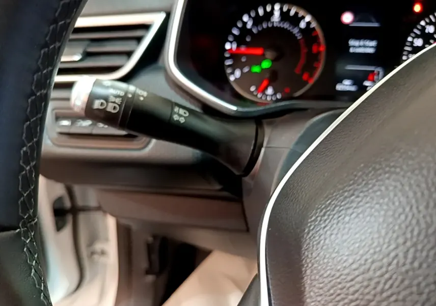 Gros plan sur le volant et le combiné d'instruments de la Renault Clio Business Blue dCi 115 de 2020.