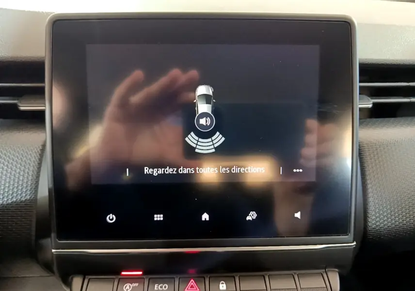 Écran tactile central de la Renault Clio Business Blue dCi 115 affichant une alerte de capteurs de proximité.