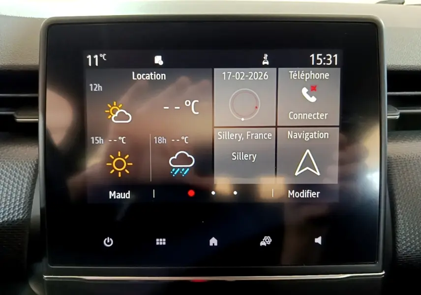 Écran tactile central de la Renault Clio Business Blue dCi 115 affichant météo, date et navigation.