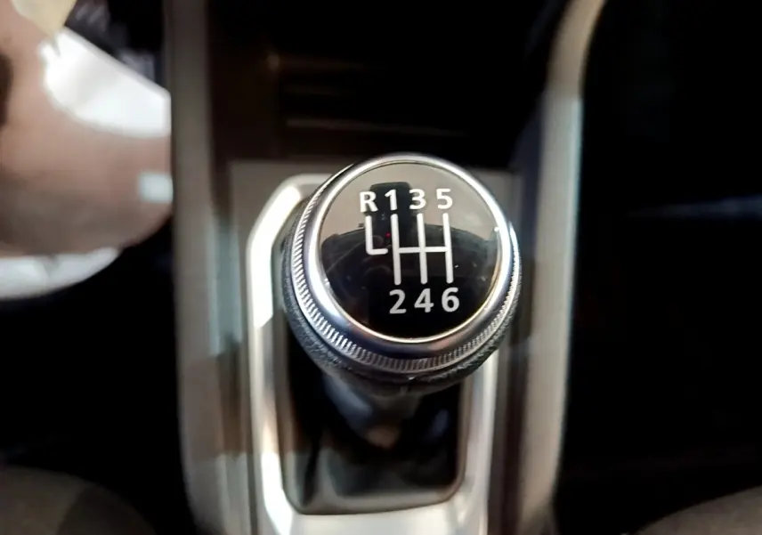 Gros plan sur le levier de vitesses manuel noir et argenté de la Renault Clio Business Blue dCi 115 de 2020.